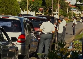 politie verkeerscontrole Het Korps Politie Suriname registreerde tussen eind maart en begin mei 236 aanhoudingen en een opvallende stijging van 201 inbraken, vooral in Paramaribo en Midden ....