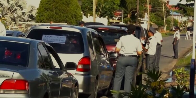 politie verkeerscontrole Het Korps Politie Suriname registreerde tussen eind maart en begin mei 236 aanhoudingen en een opvallende stijging van 201 inbraken, vooral in Paramaribo en Midden ....