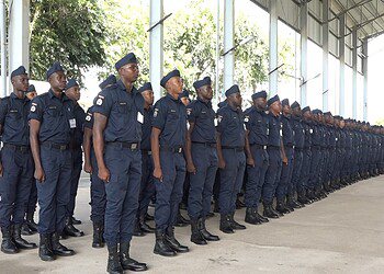 rekruten 205 nieuwe buitengewoon agenten zijn beëdigd en voorbereid op uitdagende werkomstandigheden, met nadruk op integriteit, menswaardigheid en professionele inzet in Suriname ....