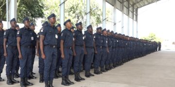 rekruten 205 nieuwe buitengewoon agenten zijn beëdigd en voorbereid op uitdagende werkomstandigheden, met nadruk op integriteit, menswaardigheid en professionele inzet in Suriname ....