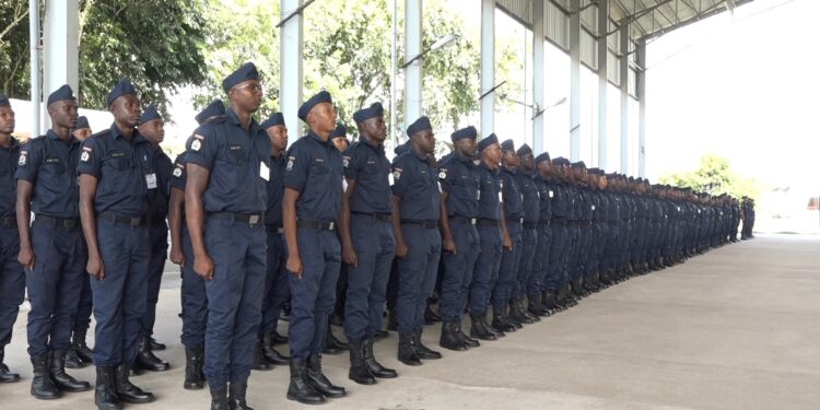 rekruten 205 nieuwe buitengewoon agenten zijn beëdigd en voorbereid op uitdagende werkomstandigheden, met nadruk op integriteit, menswaardigheid en professionele inzet in Suriname ....