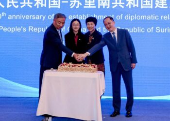 2026.05.28 BIS 03 Amb China Receptie 50 jr betrekkingen Suriname en China vierden vijftig jaar diplomatieke samenwerking met een feestelijke bijeenkomst in Beijing, gericht op versterking van handel, cultuur en strategisch partnerschap. Lees verder voor alle details.