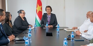 5dcd9861 51ae 47f4 aafd 121a495d7f21 1536x863 1 Suriname trekt steeds meer buitenlandse investeerders aan dankzij groeiende interesse in energie en landbouw. Minister Bouva verwacht dat deze ontwikkelingen duurzame economische groei stimuleren. Lees verder voor details.