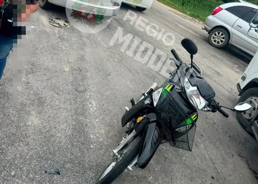 Bromfietser gewond bij aanrijding op kruising Indira Gandhiweg en Welgedacht A-weg 1 716170202 122364119312001925 5611657572463119806 n e1780853905676 Een bromfietser raakte gewond na een botsing met een auto op de Indira Gandhiweg. De politie onderzoekt de precieze oorzaak van het ongeval. Lees verder voor alle details.