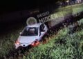 725318356 980714391410464 7201771100483293023 n e1781813552125 Een bestuurder verloor de controle en belandde met zijn auto in een goot nabij de luchthaven Zanderij. Gelukkig raakten niemand gewond. Lees verder voor alle details van het incident.