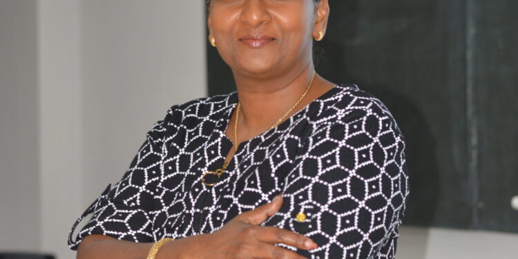Angele Wallerlei-Kumbangsila draagt directeurschap EFS College COVAB over 1 DSC 0051 scaled e1782210131719 Na dertien jaar draagt Angele Wallerlei-Kumbangsila het directeurschap van EFS College COVAB over, na een periode van ingrijpende hervormingen en groei van het instituut tot kenniscentrum.