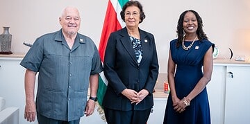 Directeur Caribisch agentschap voor rampenbeheer brengt bezoek aan president Simons 3 CDEMA-directeur Elizabeth Riley besprak met president Simons de versterking van Surinames rampenbeheer en klimaatweerbaarheid. Lees verder over deze belangrijke samenwerking voor een veiligere toekomst.