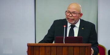 Dirk Currie minowc dna Minister Currie onderzoekt het inzetten van containerlokalen in Brokopondo om onderwijs onderbrekingen te voorkomen. Lees verder hoe het ministerie leerlingen tijdig wil plaatsen en ondersteunen.