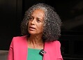 Gloria Bottse1 Honderden Surinamers, waaronder leerkrachten, staan massaal in de rij voor banen bij Tulip Supermarkt, wat wijst op diepere problemen in onderwijs en arbeidsmarkt. Investeringen blijven achter.