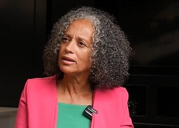 Gloria Bottse1 Le Suriname souligne que la politique à l’égard des étrangers doit être appliquée de manière cohérente et humaine, avec des règles égales pour tous les étrangers et un contrôle plus strict du séjour et des activités illégaux.
