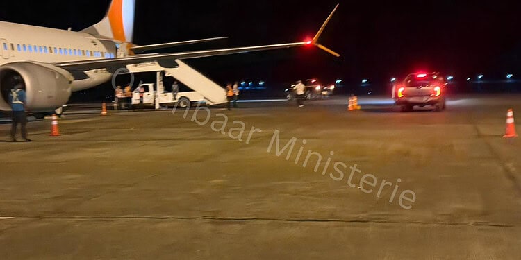 Twee Braziliaanse verdachten opgespoord in Suriname en uitgezet naar Brazilië 1 OM2 Two Brazilian suspects linked to the Comando Vermelho criminal group were tracked down in Suriname and deported to Brazil, where they were arrested. Read on to learn more about this