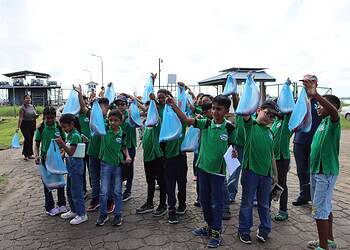 Leerlingen Sharroyschool maken kennis met visserijsector tijdens bezoek aan Cevihas 2 PB 1 Leerlingen van de Sharroyschool ontdekten tijdens een bezoek aan Cevihas de werking van de visserijsector en het belang van duurzame visserij. Lees verder voor hun bijzondere ervaring en inzichten.