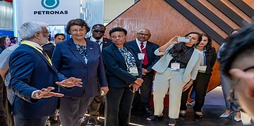 President SEOGS 26 a Petronas ontdekte nieuw gas in Blok 52, wat Surinames energietoekomst versterkt. President Simons opende SEOGS 2026 en benadrukte het belang van brede welvaart door de energiesector.