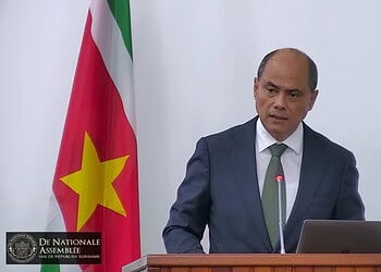 Screenshot 2026 06 05 103914 De NPS stemt voor vervolging van drie gewezen ministers en benadrukt dat het parlement geen rechtbank is. Lees verder voor de standpunten over recht en politiek in Suriname.