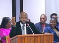 Screenshot 2026 06 25 094537 Minister Misiekaba meldt dat zorgwerkers na invoering van de nieuwe loonreeks minimaal USD 1000 zullen verdienen. Dit moet zorgen voor een uniform salaris en minder verschil met buitenlandse lonen.