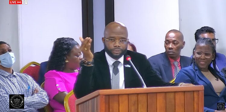Screenshot 2026 06 25 094537 Minister Misiekaba meldt dat zorgwerkers na invoering van de nieuwe loonreeks minimaal USD 1000 zullen verdienen. Dit moet zorgen voor een uniform salaris en minder verschil met buitenlandse lonen.