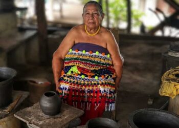 Suriname verliest icoon van eigentijdse Surinaamse kunst: keramist en pottenbakker Cornelly Aloema 2 WhatsApp Image 2026 06 01 at 10.18.14 PM e1780427374567 Suriname neemt afscheid van Cornelly Aloema, een pionier in eigentijdse inheemse keramiek. Haar unieke technieken en nalatenschap blijven inspireren. Lees meer over haar bijzondere leven en werk.