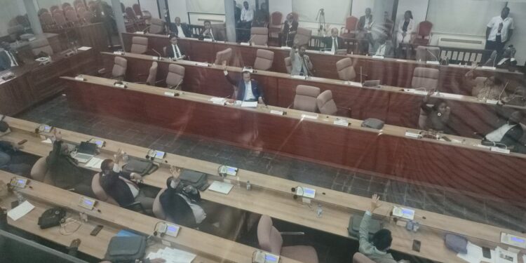 WhatsApp Image 2026 06 04 at 6.22.24 PM De Nationale Assemblee stemt in met vervolging van Nurmohamed, Hoefdraad en Somohardjo, ondanks politieke discussies en onthoudingen. Lees verder voor alle details en reacties uit het parlement.