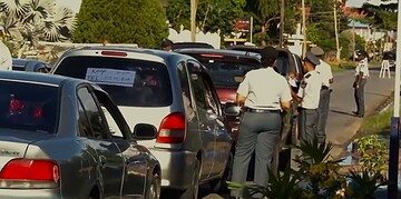 politie verkeerscontrole In mei registreerde de politie 212 aanhoudingen en 181 inbraken, vooral in Paramaribo. Ook valt de stijging van suïcidegevallen op. Lees verder voor een compleet overzicht van de veiligheidscijfers.