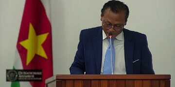 raymond Sapoen dna De NDP steunt het besluit om drie voormalige politici officieel te beschuldigen, benadrukkend dat niemand boven de wet staat. Lees verder voor de volledige toelichting van Raymond Sapoen.