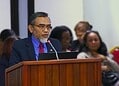 stanley soeropawiro Las dudosas concesiones de terrenos en la margen derecha del río Surinam, cerca de Meerzorg, plantean dudas legales. El ministro Soeropawiro inicia una investigación sobre la legalidad y las conversiones de terrenos.