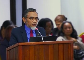 stanley soeropawiro Las dudosas concesiones de terrenos en la margen derecha del río Surinam, cerca de Meerzorg, plantean dudas legales. El ministro Soeropawiro inicia una investigación sobre la legalidad y las conversiones de terrenos.