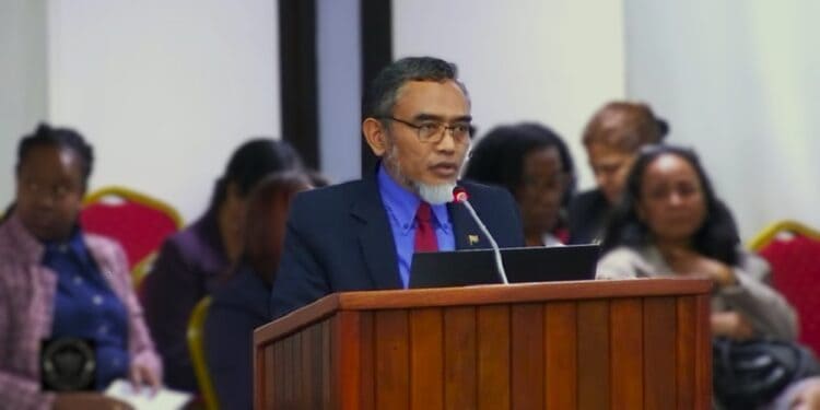 stanley soeropawiro Las dudosas concesiones de terrenos en la margen derecha del río Surinam, cerca de Meerzorg, plantean dudas legales. El ministro Soeropawiro inicia una investigación sobre la legalidad y las conversiones de terrenos.