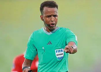 Somalische WK-scheidsrechter geweerd door VS en van FIFA-lijst gehaald 2 world cup somali ref omar abdulkadir artan Somalische scheidsrechter Omar Artan is door de VS geweerd en van de FIFA-lijst voor het WK 2026 gehaald. Lees verder voor alle details over deze onverwachte beslissing.