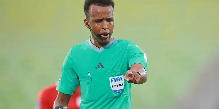 Somalische WK-scheidsrechter geweerd door VS en van FIFA-lijst gehaald 1 world cup somali ref omar abdulkadir artan Somalische scheidsrechter Omar Artan is door de VS geweerd en van de FIFA-lijst voor het WK 2026 gehaald. Lees verder voor alle details over deze onverwachte beslissing.