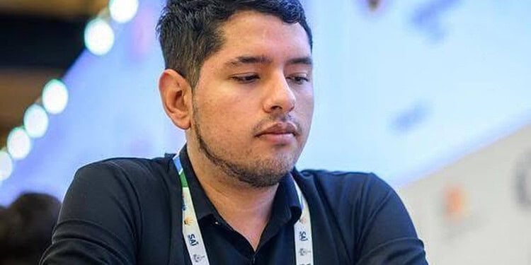 Jose Eduardo Martinez Alcantara El gran maestro peruano José Martínez Alcántara visitará Surinam el 29 y 30 de agosto para partidas simultáneas y entrenamientos de ajedrez, una oportunidad única para que los ajedrecistas locales aprovechen su experiencia.