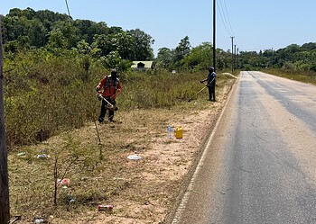 B2 Wegenautoriteit Suriname is carrying out verge maintenance in Brokopondo and Sipaliwini to improve road safety by pruning vegetation and clearing road edges.
