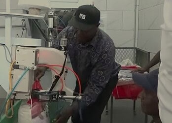Brunswijk in Nickerie bij zijn pelmolen Ronnie Brunswijk apuesta en Nickerie por su molino descascarador para ganar la confianza de los agricultores y aumentar así el número de votos para ABOP en las elecciones de 2030.