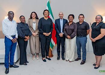 Conceptdocument resultaten onderwijscongres geeft richting aan transformatie 1 President Jennifer Simons received a draft plan for the transformation of the Surinamese education system towards 2035, focusing on renewed education and broad social involvement.