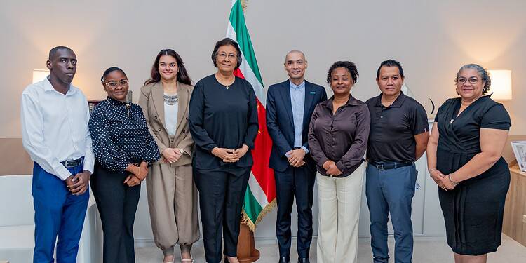 Draft plan for reform of Surinamese education presented to president 1 Conceptdocument resultaten onderwijscongres geeft richting aan transformatie 1 President Jennifer Simons received a draft plan for the transformation of the Surinamese education system towards 2035, focusing on renewed education and broad social involvement.