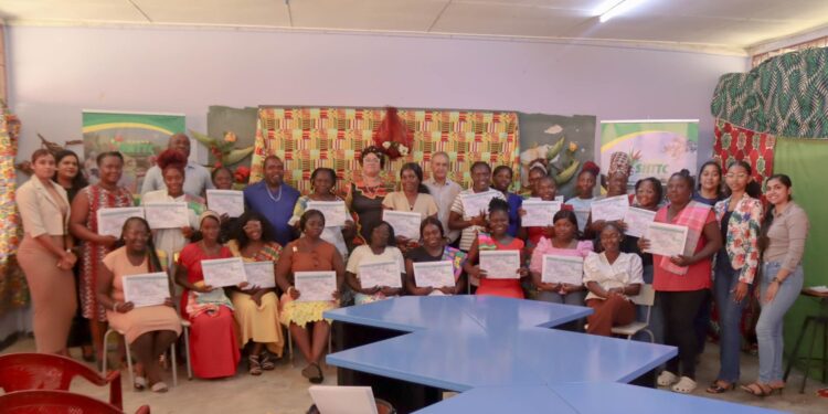 Sipaliwini gains 26 new kitchen assistants for tourism sector 1 Foto VWA In Atjoni, 26 participants obtained their certificates as kitchen assistants, strengthening the tourism sector in Sipaliwini with professional food preparation and local dishes.