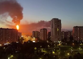 Oekraeense aanval op Moscow Ucrania llevó a cabo un ataque a gran escala con drones contra Moscú, en el que fueron alcanzados una refinería de petróleo y edificios residenciales, con varios muertos y heridos como resultado.