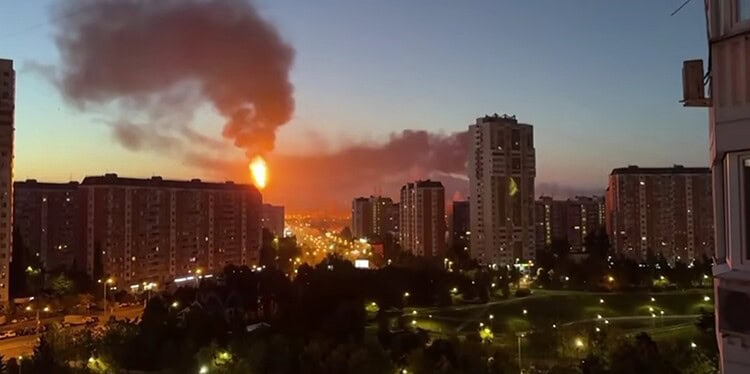 Oekraeense aanval op Moscow Ucrania llevó a cabo un ataque a gran escala con drones contra Moscú, en el que fueron alcanzados una refinería de petróleo y edificios residenciales, con varios muertos y heridos como resultado.