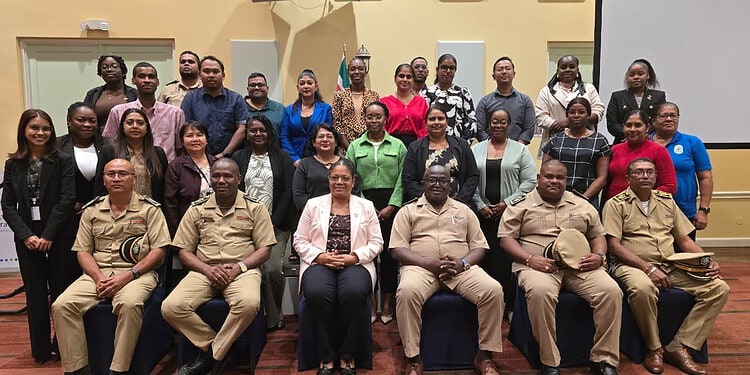 Suriname benadrukt duurzame afvalverwerking en compostering binnen SDG 15 01 Surinam refuerza la implementación local del ODS 15 con un taller sobre gestión sostenible de residuos y compostaje, centrado en suelos sanos y agricultura sostenible. También se prestó atención a la caza furtiva y al comercio ilegal.