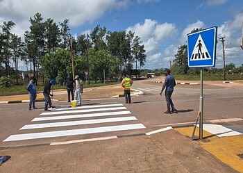 WhatsApp Image 2026 09 07 at 13.30.31 1 The road markings at the busy intersection of Kapitein Chris Silosweg and Weg naar Patamacca in Marowijne-Zuidwest have been renewed to improve road safety and visibility.