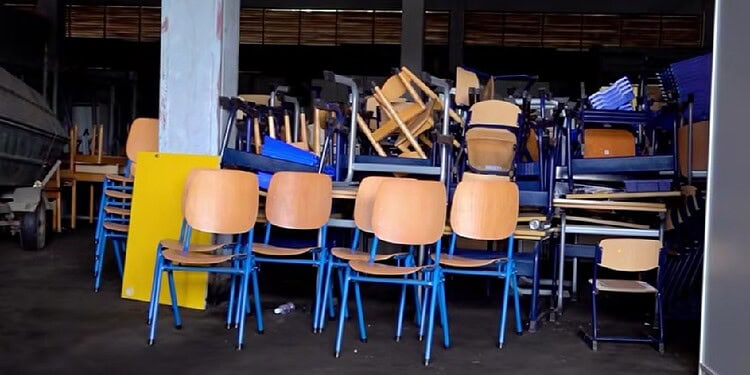 苏里南接收来自欧洲约20个集装箱的学校家具 1 schoolmeubilair 1 在新学年开始之际,数千名学生面临严重的学位短缺,苏里南从欧洲接收20个集装箱的学校家具,这是一项受欢迎的支持。