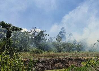Foto La fumée et la puanteur persistantes de l’incendie à la décharge d’Ornamibo rendent la vie insupportable pour les riverains, avertit le parlementaire Mahinder Jogi lors d’une réunion de De Nationale Assemblée (le parlement du Suriname).