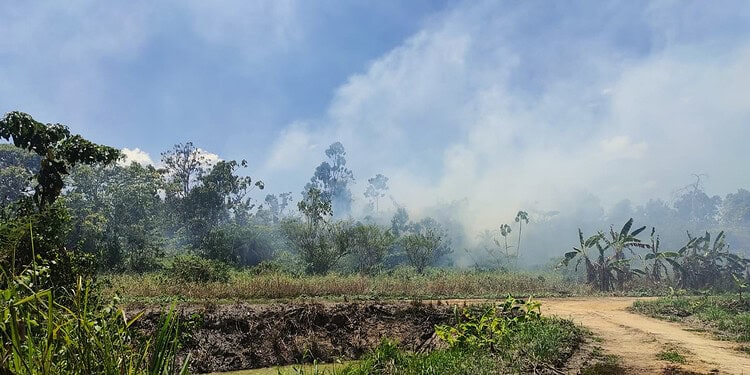 Foto La fumée et la puanteur persistantes de l’incendie à la décharge d’Ornamibo rendent la vie insupportable pour les riverains, avertit le parlementaire Mahinder Jogi lors d’une réunion de De Nationale Assemblée (le parlement du Suriname).