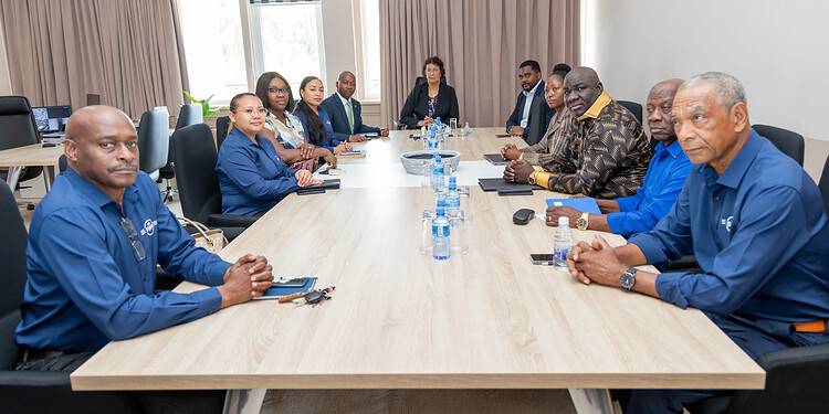 Meerjaren Strategisch Plan moet basis leggen voor duurzame watervoorziening 1 SWM presenta un plan decenal para mejorar de forma sostenible el suministro de agua potable en Suriname, con énfasis en la renovación de infraestructura, la reducción de pérdidas de agua y la estabilidad financiera.