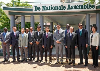 Suriname en China bespreken mogelijkheden voor verdere samenwerking 1 Surinam y China discutieron en De Nationale Assemblée (el parlamento de Surinam) la ampliación de su cooperación en los ámbitos de la tecnología, las inversiones y el intercambio de conocimientos, para fortalecer las relaciones bilaterales.