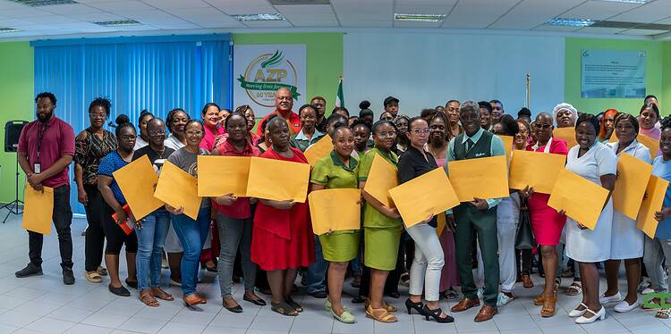 f6abc3f2 9238 47ae ae4f a28b2da6837f Ninety AZP employees received their land allocation decision as recognition and an incentive to retain healthcare staff in Suriname. At the same time, a group of colleagues is still waiting for their decision.
