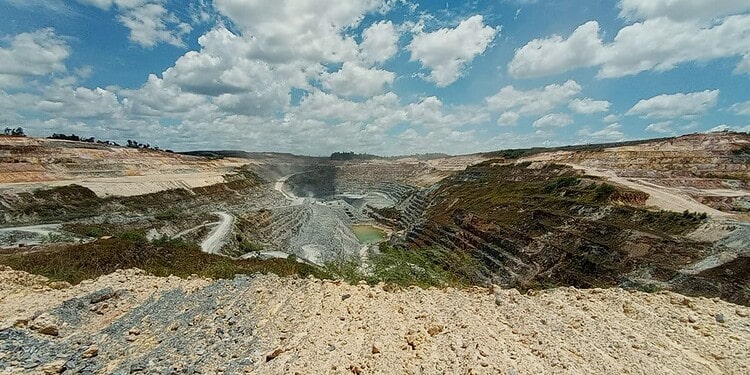 Sowma-Sumter: Newmont aportó US$ 4,74 mil millones a la economía surinamesa en diez años 1 newmont mijn Newmont Suriname aportó más de US$ 4,7 mil millones a la economía surinamesa en diez años, con el 73 por ciento de los ingresos gastados localmente y US$ 1,54 mil millones en ingresos estatales.
